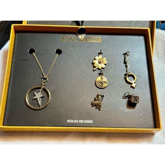 Steve Madden NWT jewelry gift boxed set necklace and charms - Picture 2 of 7